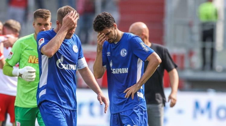 Können den 1:4-Dusel gegen Jahn Regensburg nicht fassen (v. l.): Simon Terodde und Marcin Kaminski vom FC Schalke 04. Können den 1:4-Dusel gegen Jahn Regensburg nicht fassen (v. l.): Simon Terodde und Marcin Kaminski vom FC Schalke 04.