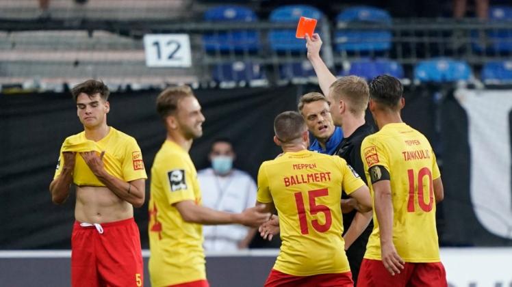 Musste 18 Minuten nach seiner Einwechslung mit Rot runter: Jonas Feld (links). Foto: Picturepower Musste 18 Minuten nach seiner Einwechslung mit Rot runter: Jonas Feld (links). Foto: Picturepower