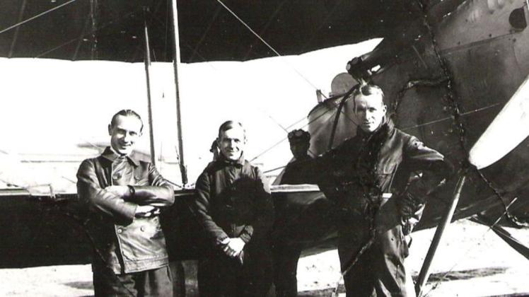 Der Osnabrücker „Luftreeder“ Max Schüler (links) mit Fliegerkameraden vor einem Aufklärungsflugzeug vom Typ LVG C VIII. Schüler war 1921 Pächter des Flugzeug-Hangars auf der Netterheide und veranstaltete kommerzielle Rundflüge. Der Osnabrücker „Luftreeder“ Max Schüler (links) mit Fliegerkameraden vor einem Aufklärungsflugzeug vom Typ LVG C VIII. Schüler war 1921 Pächter des Flugzeug-Hangars auf der Netterheide und veranstaltete kommerzielle Rundflüge.