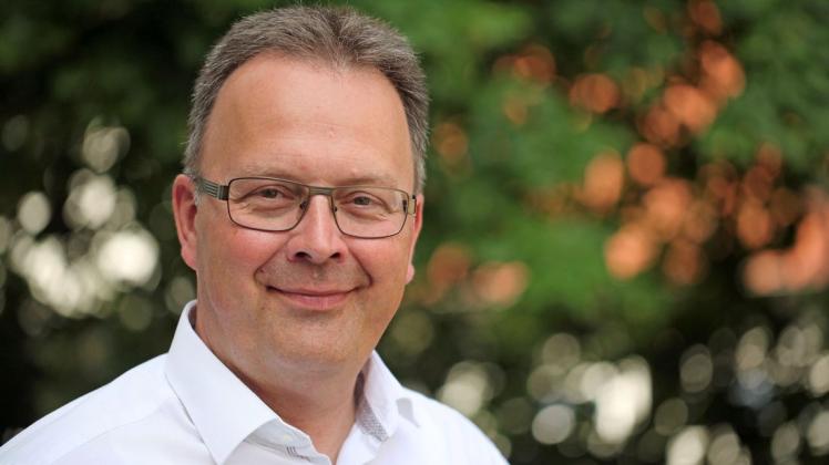 Bad Essens Bürgermeister-Kandidat Jens Strebe legt seine Inhalte dar.
