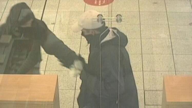 November 2014: Ein Bild aus der Überwachungskamera der Sparkasse am Rosenplatz. November 2014: Ein Bild aus der Überwachungskamera der Sparkasse am Rosenplatz.
