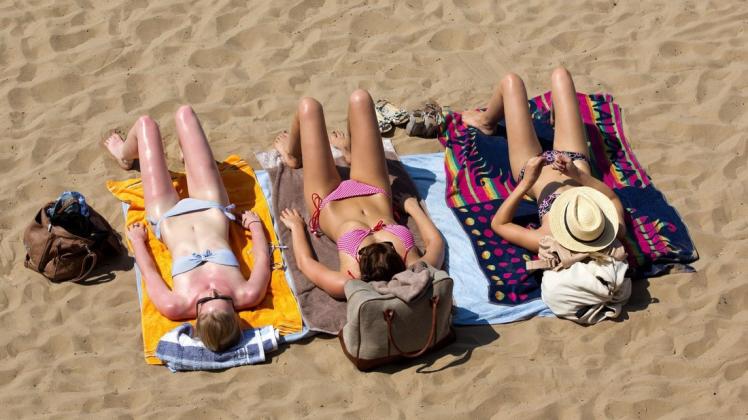 Stundenlanges Sonnenbaden ist laut Dermatologin Yael Adler pures Gift für die Haut.