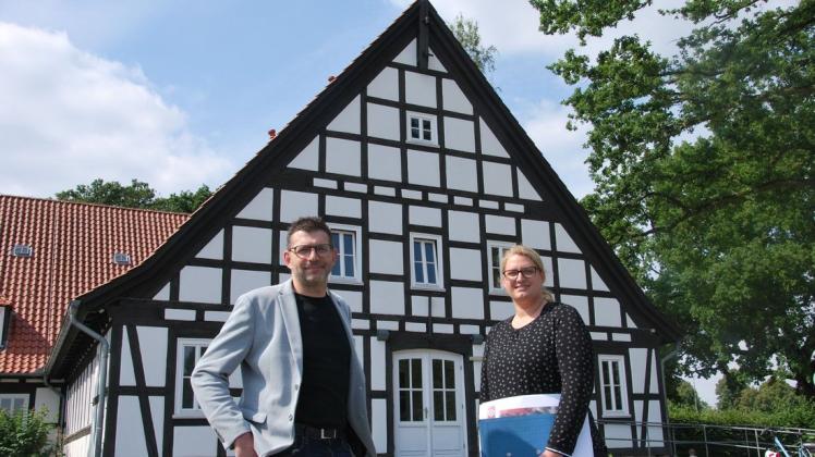 Sehen dem Umbau der ehemaligen Jugendherberge zu einer Kita freudig entgegen: Guido Kunze und Alexandra Knieper vom Gebäudemanagment.
