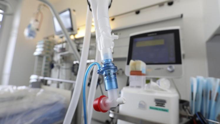 Im Klinikum Osnabrück werden zurzeit nur zwei Patienten mit Covid-19 behandelt. Das Bild zeigt ein Intensivbett mit Beatmungsmöglichkeit im Klinikum. (Archivfoto) Im Klinikum Osnabrück werden zurzeit nur zwei Patienten mit Covid-19 behandelt. Das Bild zeigt ein Intensivbett mit Beatmungsmöglichkeit im Klinikum. (Archivfoto)