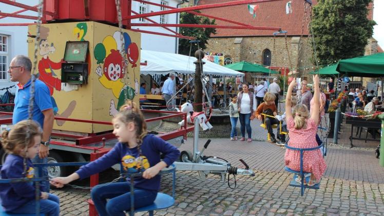 Kaffe, Kuchen und Karussell: Auf dem Markplatz in Fürstenau erbrachte eine Spendenaktion für Flutopfer in Altena mehr als 5000 Euro.