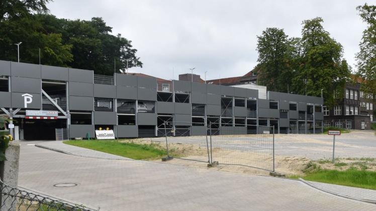 Bereits jetzt parken Mitarbeiter in dem neuen Parkhaus des Delme Klinikums Delmenhorst. Bald sollen dort auch Gäste parken können.