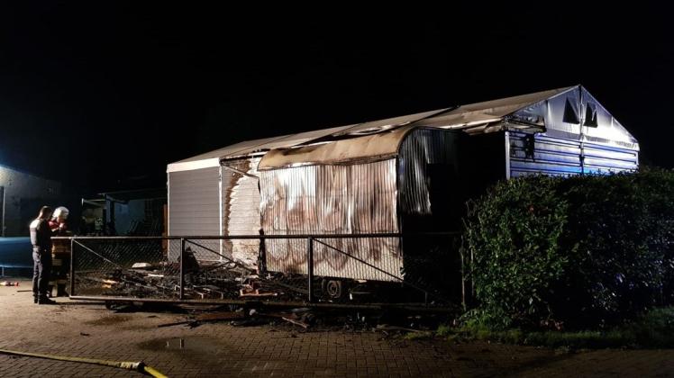 Bei einem Brand auf dem Gelände einer Firma an der Straße Am Ruhning in Wietmarschen brannten am Mittwochabend ein Bauwagen und eine angrenzende kleine Halle. Bei einem Brand auf dem Gelände einer Firma an der Straße Am Ruhning in Wietmarschen brannten am Mittwochabend ein Bauwagen und eine angrenzende kleine Halle.