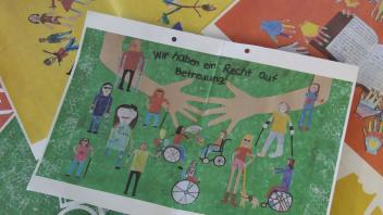 Selbst gestaltete Plakate wie diese von Papenburger Schülern werden am Samstag am Hauptkanal ausgestellt, um auf die Kinderrechte aufmerksam zu machen.