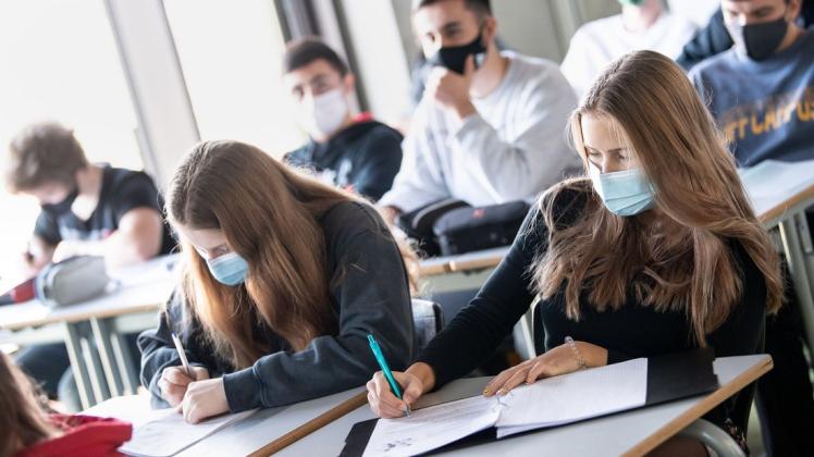 So oder so ähnlich wird es nach dem Ende der Sommerferien in vielen Klassenzimmern in Niedersachsen aussehen: Masken bleiben Teil des Schulalltags.