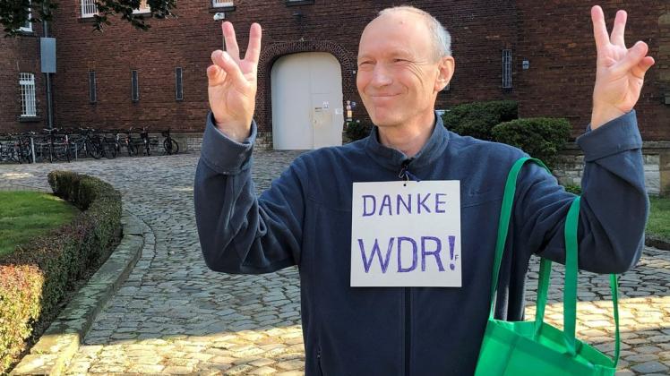 Nach sechs Monaten Erzwingungshaft wieder auf freiem Fuß: Georg Thiel freut sich nach seiner Entlassung aus der JVA Münster. Der Rundfunkrebell weigert sich, die Gebühren für ARD und ZDF zu zahlen. Im Zuge eines Vollstreckungsverfahrens weigerte er sich, eine Vermögensauskunft zu geben, was dann zu seiner Inhaftierung führte.
