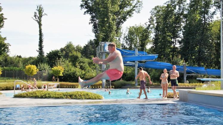 Gerade an sommerlichen Tagen haben Badegäste wie Guido Lachmann (hier im Freibad Ganderkesee) den Sprung ins kühle Nass genossen. 