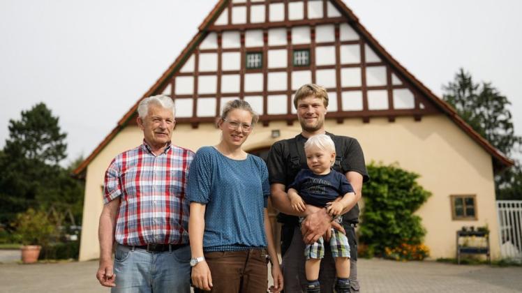 Sie wollen weiterhin ihre Landwirtschaft im grünen Finger Gartlage betreiben: Johanna Hotfilter und Martin Kötter mit Großvater Ludwig und Sohn Mattis (1) bewirtschaften den Hof am Hunteburger Weg.