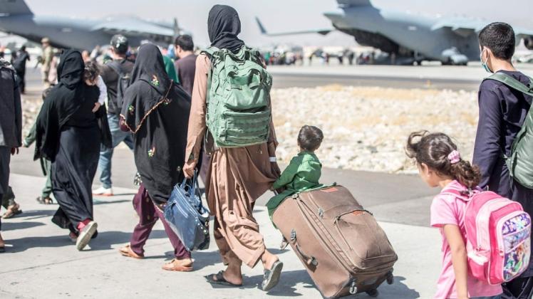 Sie haben es geschafft: Diese Familie wird vom Flughafen in Kabul evakuiert. Das Foto wurde vom US-Militär bereitgestellt.