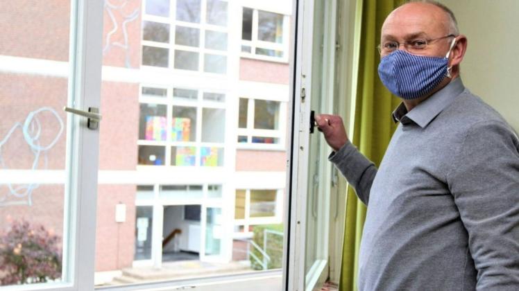 Stoßlüften hieß es im letzten Schuljahr auch am Franziskusgymnasium, wie es der stellvertretende Schulleiter Karl-Heinz Ossing zeigt. Perspektivisch sollen stationäre Raumlüfter gegen Corona schützen.