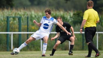 Der TuS Neuenkirchen (in Weiß-Blau) schlug Brockdorf mit 2:0.