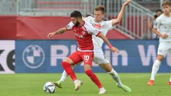 Wollen auch gegen die BVB-U23 wieder zupacken: Die Fußballer des VfL Osnabrück um Lukas Kunze (am Ball). Foto: osnapix/Titgemeyer