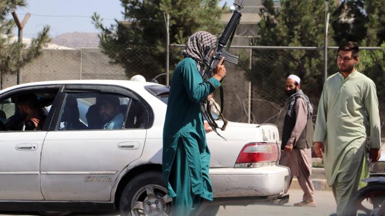 Die Taliban haben in Afghanistan die Kontrolle übernommen – hier ein bewaffneter Posten unweit des Internationalen Flughafens in der Hauptstadt Kabul.