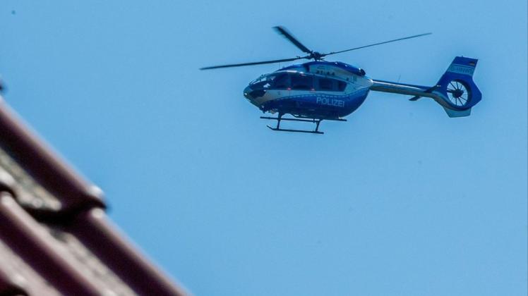 In Nordrhein-Westfalen wird ein Junge vermisst. Die Polizei sucht mit einem Hubschrauber nach dem Kind. (Symbolbild)