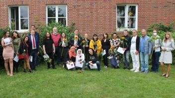 Geschafft: 16 junge Männer und Frauen haben an der Volkshochschule in Quakenbrück ihren Haupt- oder Realschulabschluss nachgeholt.