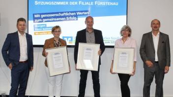 Gleich drei Jubilare ehrten die Bankvorstände Ralf Stolte (links) und Herbert Niemann (rechts) bei der VR-Bank Osnabrücker Nordland mit Marion Goralczyck, Martin Budde und Maria Schockmann.