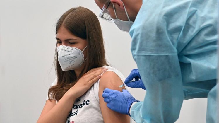 Jugendliche ab zwölf Jahren mussten sich bislang beim Kinder- oder Hausarzt impfen lassen. Nun dürfen sie es bundesweit auch in Impfzentren. (Symbolbild)