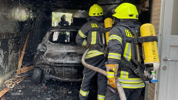 In der Fehnstraße in Papenburg ist ein Auto in einer Garage völlig ausgebrannt. In der Fehnstraße in Papenburg ist ein Auto in einer Garage völlig ausgebrannt.