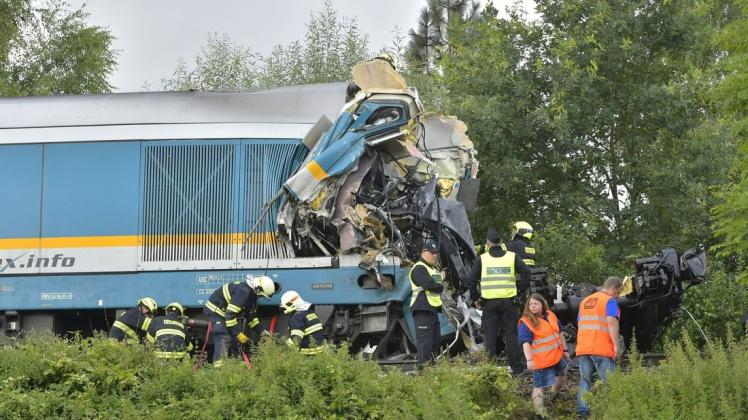 Einsatzkräfte stehen an einem zerstörten Waggon: Ein aus München kommender Expresszug ist in Tschechien mit einem Personenzug zusammengestoßen.