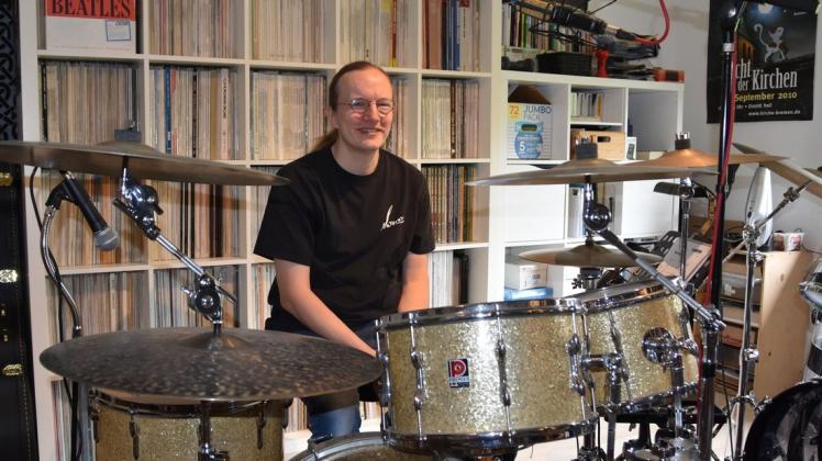 Schlagzeuglehrer Christian Höpfner in seinem Musikzimmer. Der 46-Jährige besitzt rund 1600 Schallplatten.
