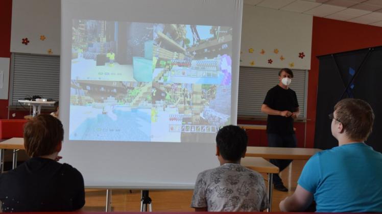 Unter den Augen von Kai Ströhmer (hinten rechts), Leiter des Familienzentrums Villa, erkunden die Kinder die gebauten Welten im Videospiel Minecraft.