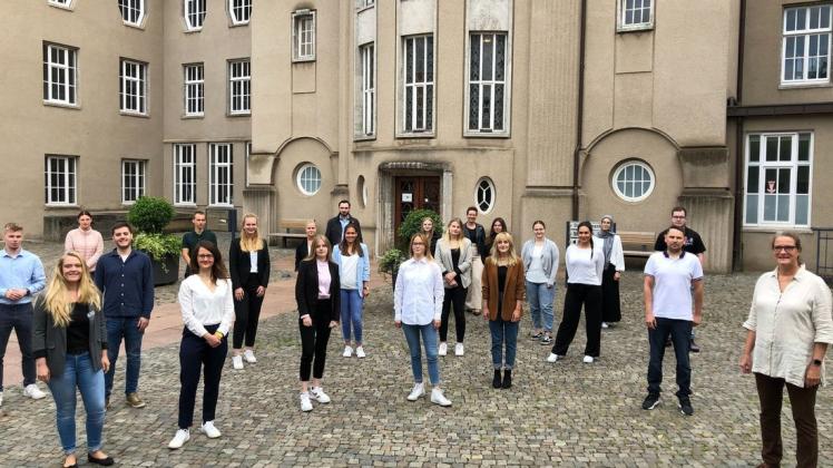 Für 19 junge Menschen hat bei der Stadt Delmenhorst ein neuer Lebensabschnitt begonnen. Die Begrüßung übernahm Stadtbaurätin Bianca Urban (re.).
