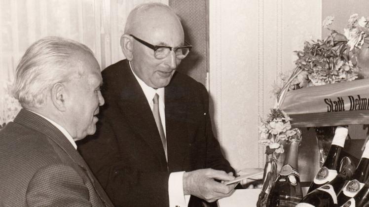 Ein Geschenkkorb zum 75. Geburtstag: Friedrich Lange (re.), Autor zahlreicher plattdeutscher Stücke, freut sich 1966 über die Glückwünsche des Oberbürgermeisters Wilhelm von der Heyde.