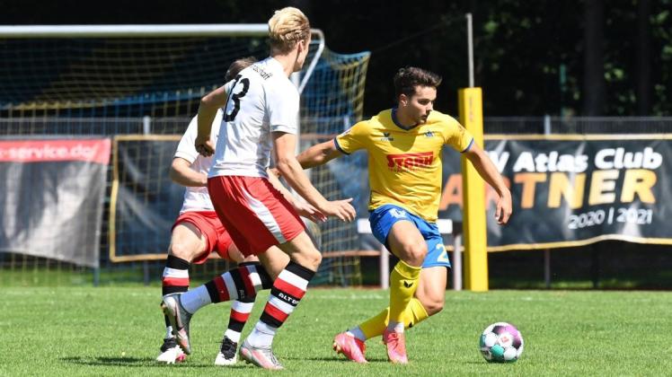 Auf dem Weg in Richtung erstes Punktspiel: die Regionalliga-Fußballer des SV Atlas Delmenhorst um Philipp Eggersglüß (rechts). Die Generalprobe gegen Altona 93 endete torlos.