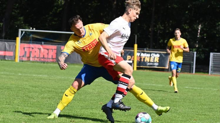 Umkämpft: Das Testspiel zwischen dem SV Atlas Delmenhorst um Dimitrios Ferfelis (links) und Altona 93 mit Niklas Bär endete torlos.