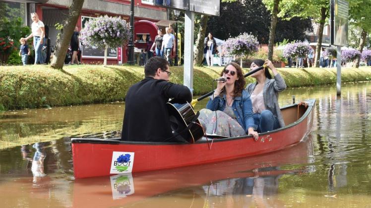 Musikalische Unterhaltung gab es auch vom Wasser aus: "The Dottis" schipperten in einem Kanu den Hauptkanal entlang.