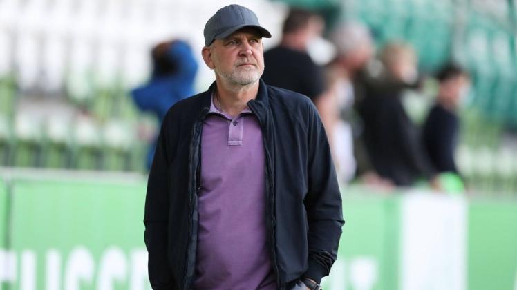 VfL-Wolfsburg-Manager Jörg Schmadtke nimmt die Verantwortung für den Wechselfehler von seinem Trainer-Neuzugang.