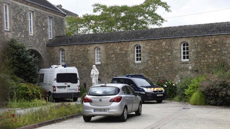 In der Nähe der westfranzösischen Stadt Nantes ist ein katholischer Priester in einer kleinen Gemeinde getötet aufgefunden worden.