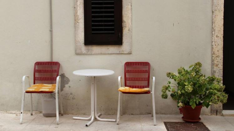 In Spanien will ein kleiner Ort den Brauch, vor dem Haus mit Nachbarn zu sitzen und zu plaudern, unbedingt bewahren. (Symbolbild)