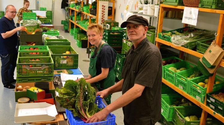 Individuell für die Kunden zusammengestellt wird die Ökohofkiste in der Packhalle, hier von den Mitarbeitern (von links) Oliver Grüntjes, Katharina Janßen, Deborah Laux und Tim Borchardt.