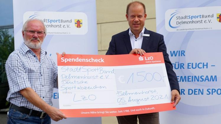 Die Stadtsportbund Delmenhorst, vertreten durch seinen Vorsitzenden Holger Fischer (links), erhielt eine Spende der LzO. Klaus Döring (stv. Direktor Privatkundengeschäft LK Oldenburg/Delmenhorst) überreichte ihm kürzlich den symbolischen Scheck.