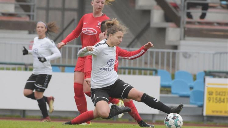 Die Regionalliga-Fußballerinnen des TV Jahn Delmenhorst um die fünffache Torschützin Nathalie Heeren (vorne) siegten beim Bezirksligisten MTV Jeddingen mit 12:0.
