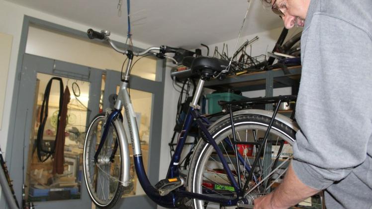 In der Werkstatt im Haus Arche werden Fahrräder auf Vordermann gebracht. Der SKFM Papenburg sucht einen Ehrenamtler, der sich um die Abläufe kümmert.
