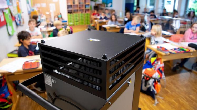 Ein Luftfilter steht in einem Klassenraum einer Grundschule (Symbolfoto: Sven Hoppe/dpa)