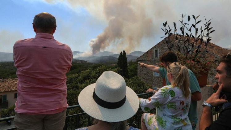 Blick auf das Feuer: Bewohner und Touristen in Grimaud wurden teils evakuiert.