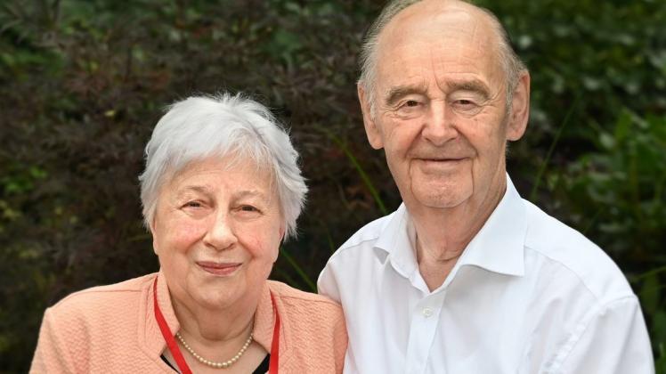 Annemarie und Jürgen Timm feiern heute ihren 60. Hochzeitstag. Das rote Herz mit Goldrand hatte Jürgen Timm vor 64 Jahren zum Karneval für ein Funkenmariechen gebastelt. In dieser Zeit haben sie sich kennengelernt.