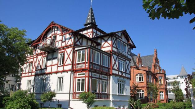 Villa Quisisana: Alle diesen wunderbaren Bauten reihen sich in Binz wie Perlen an einer Kette. Sie demonstrieren zugleich, dass Bäderarchitektur ein unglaubliches Sammelsurium an Stilen und Epochen ist. Villa Quisisana: Alle diesen wunderbaren Bauten reihen sich in Binz wie Perlen an einer Kette. Sie demonstrieren zugleich, dass Bäderarchitektur ein unglaubliches Sammelsurium an Stilen und Epochen ist.
