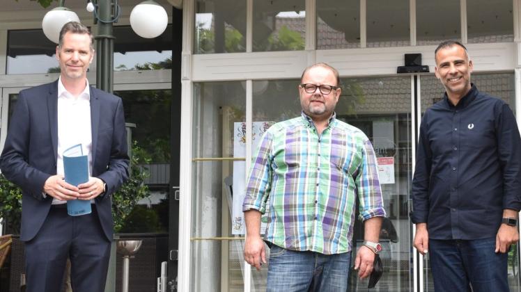 Christian Dürr (l.) und Murat Kalmis (r.) informierten sich bei Jens Thomsen über die Lage in der Hotelbranche.