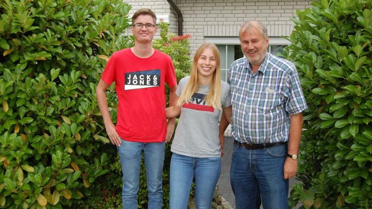 Dieter Ewering (rechts) sitzt seit vielen Jahren im Belmer Gemeinderat, nun wollen Sohn Sven und Tochter Julia nachziehen.