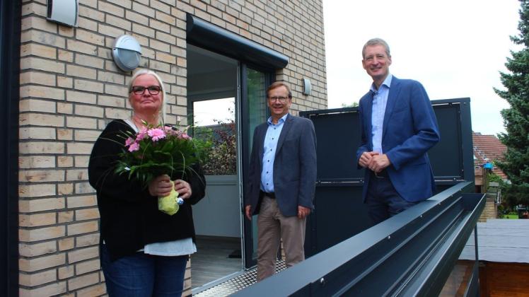 Neubau an der Syker Straße: Birgit Kapust (58) zieht in den nächsten Tagen in den Neubau des Delmenhorster Bauvereins. Vorstand Reiner Fulst und Aufsichtsratschef Ralf Wessel (re.) begrüßen die neue Mieterin.