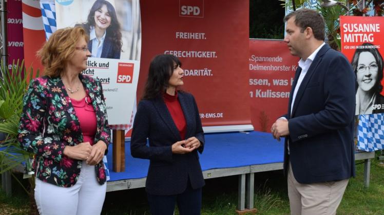 Um sie im Wahlkampf zu unterstützen, haben die Bundestagsabgeordnete Susanne Mittag und OB-Kandidatin Funda Gür SPD-Generalsekretär Lars Klingbeil (von links) nach Delmenhorst geholt.