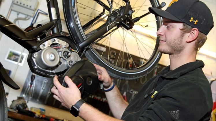 Eine Ausbildung im Handwerk, hier ein Zweiradmechatroniker in der Fachrichtung Fahrrad, kann auch nach dem 1. September beginnen.